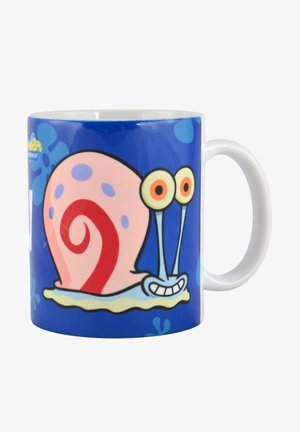 Tazza in ceramica con un lumacone dei cartoni animati, che ha un guscio rosa e un motivo a spirale rossa su uno sfondo blu con motivi azzurri chiari.