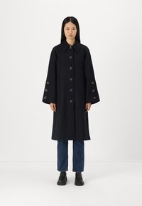 YAS YASQUARTZ BUTTON COAT - Klasický kabát - black