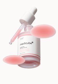 Flacone di siero rosa con un tappo contagocce bianco, etichettato "Siero al Peptide PDRN Rosa", circondato da pad in silicone rosa. Capacità di 30 ml.