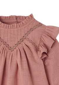 Staubrose Kleid aus strukturiertem Stoff, mit Rüschen an den Schultern und Spitzenakzenten am Joch. Hat einen gerafften Rock und einen figurbetonten Kragen.