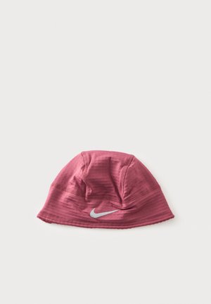 Bob en tissu rose Nike avec des coutures visibles et un logo Nike Swoosh gris sur le devant, présenté sur fond blanc.