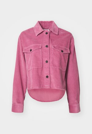 Rosa Cordjacke mit Kragen, Fronttaschen und schwarzen Knöpfen. Hat einen cropped Saum und strukturierte Rippen überall.