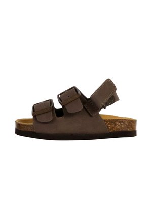 Sandale pour tout-petit en daim marron avec deux sangles à boucle et une sangle de talon réglable en Velcro sur une semelle en liège.