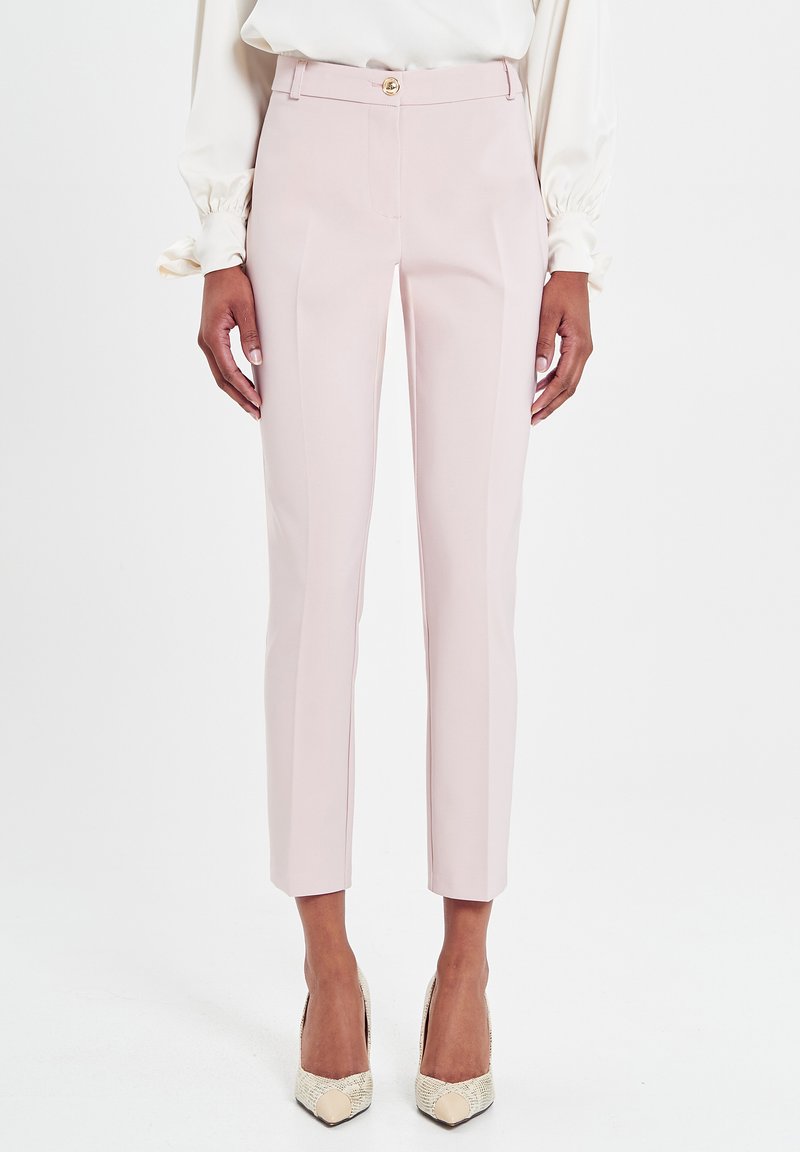 Hose aus weichem pinkfarbigen Stoff mit taillierter Passform, ausgestattet mit einem Reißverschluss und Knopfverschluss vorne, Faltendetails und einem schmalen Bein-Design.