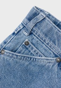 Ljusblå denimjeans med hög midja, med silverfärgade metallknappar och kontrasterande sömmar på midjebandet och fickorna.