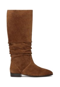 Bottines en suede marron, montantes jusqu'au genou, avec un design froncé, un bout pointu et un petit talon bloc. Elles présentent une texture lisse et une silhouette simple.