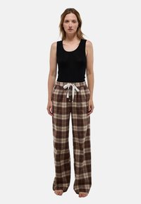 Débardeur noir à côtes et pantalon de pyjama à carreaux marron avec taille élastique et détail en boutons, présentant des motifs à carreaux beige et marron.