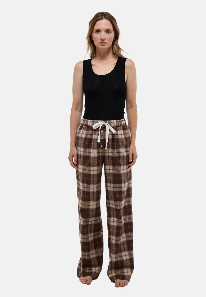 Débardeur noir à côtes et pantalon de pyjama à carreaux marron avec taille élastique et détail en boutons, présentant des motifs à carreaux beige et marron.