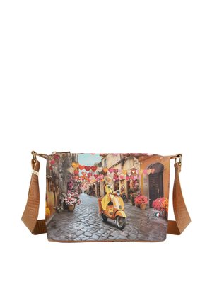 Borsa a tracolla con cinturino raffigurante una scena di una donna in un vestito giallo su uno scooter in una strada lastricata decorata con luci appese a forma di cuore.