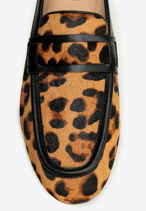 But mokasynowy z materiałem w panterkę i czarną skórzaną lamówką wokół góry oraz na środku cholewki.