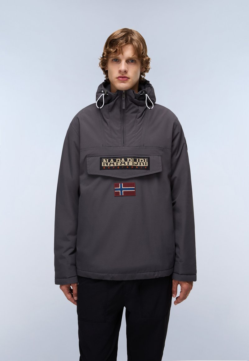 Grijze waterdichte jas met een hoge kraag, capuchon en elastische trekkoorden. Heeft een voorzak en een Norse vlag patch.