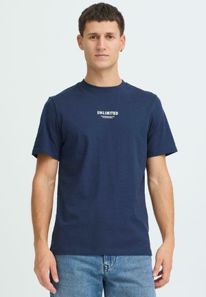 Donkerblauw katoenen T-shirt met ronde hals en korte mouwen, met een witte "UNLIMITED" opdruk op de borst.