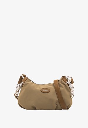 Bolso de hombro de nailon marrón con cierre de cremallera, con una correa de cuero color caramelo y detalles de cuerda blanca anudada. Incluye un parche con logo en la parte frontal.