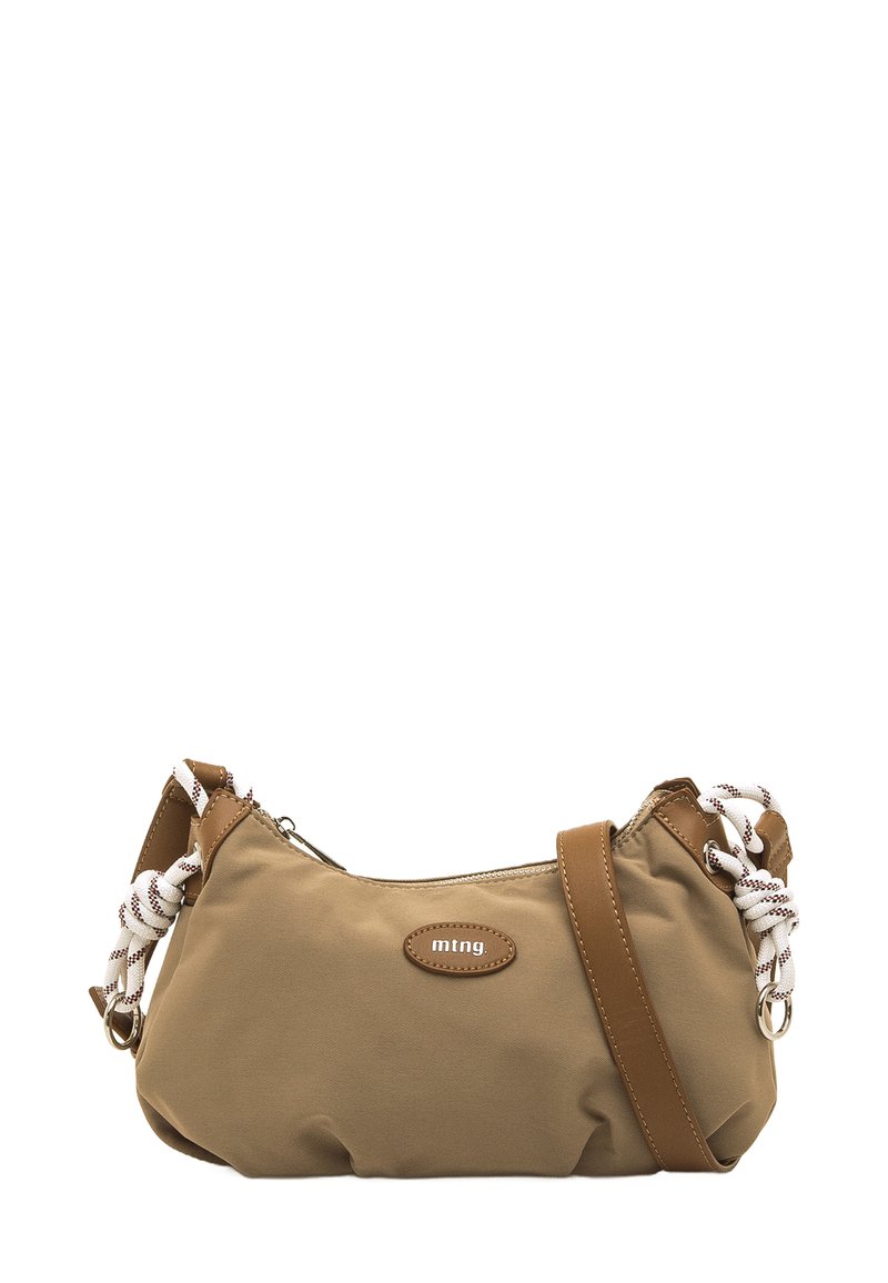 Bolso de hombro de nailon marrón con cierre de cremallera, con una correa de cuero color caramelo y detalles de cuerda blanca anudada. Incluye un parche con logo en la parte frontal.