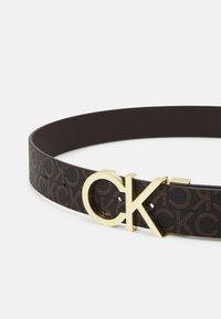 Calvin Klein NEW MONO BELT - Öv - brown monogram