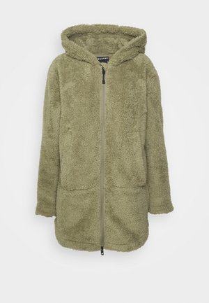 Olivově zelená, huňatá jarní bunda s kapucí vyrobená z texturovaného materiálu. Má přední zip a dvě postranní kapsy. Pohodlný, volný střih.