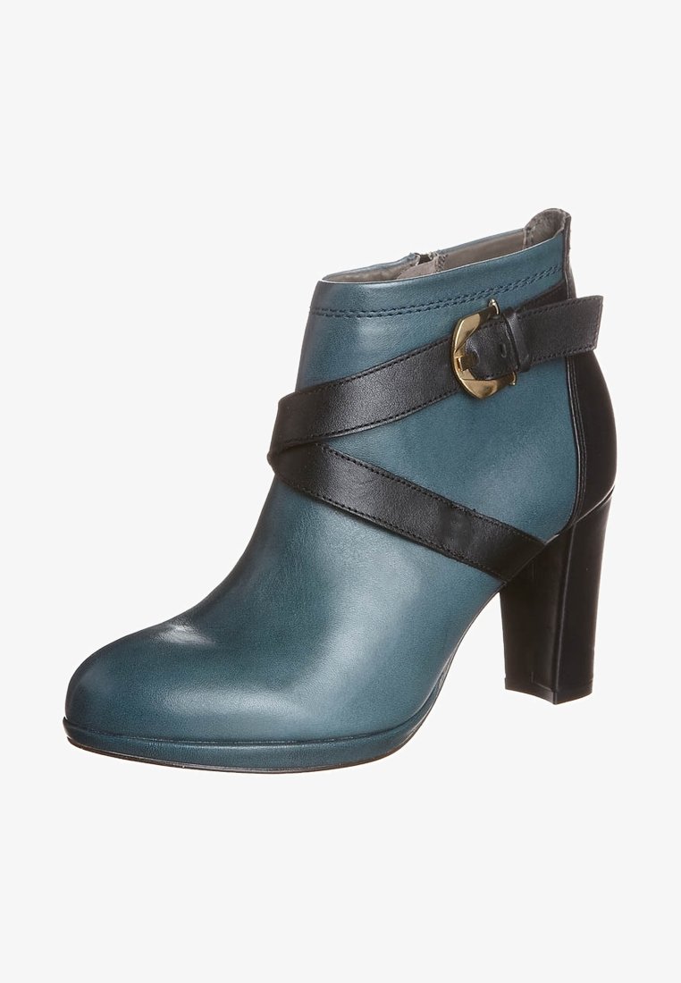 Bottine en cuir bleu sarcelle avec sangle noire enroulée et boucle dorée, dotée d'un bout arrondi et d'un talon carré.