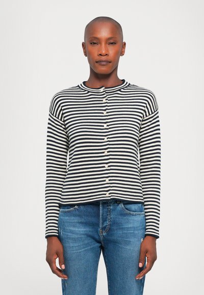 Cardigan rayé en marine et crème, avec un col rond, des manches longues et une fermeture à boutons à l'avant. Tissu en tricot texturé.