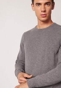 Grau meliertes Wollpullover mit strukturiertem Finish, langen Ärmeln und gerippten Bündchen, in einer taillierten Silhouette ohne Verzierungen.