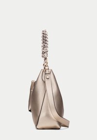 Guldtexturerad läderhandväska med ett flätat grått band, med en sidodragkedja och en triangulär form för en modern design.