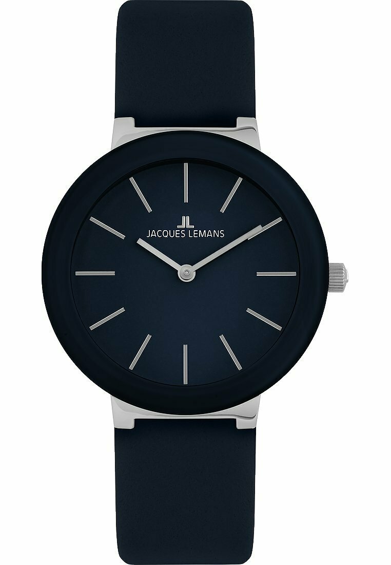 Runde maritime Uhr mit einem glatten Silikonarmband, einem minimalistischen dunklen Zifferblatt, silbernen Stundenmarkierungen und einer silbernen Krone. Logo zentral platziert.