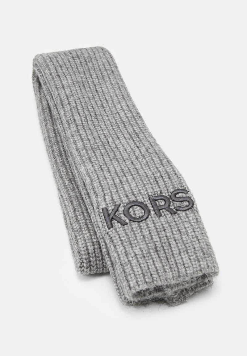 Écharpe grise en maille côtelée pliée avec broderie noire "KORS" près d'une extrémité sur fond blanc.