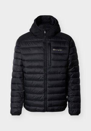 Svart boblejakke med hette, med vertikale quiltede seksjoner, glidelåslukking foran og en liten brystlomme. Pyntet med en gullfarget logo.