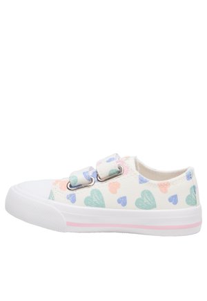 Biały dziecięcy sneaker z pastelowymi zielonymi, niebieskimi i różowymi wzorami serc oraz dwoma paskami na rzep na białym tle.