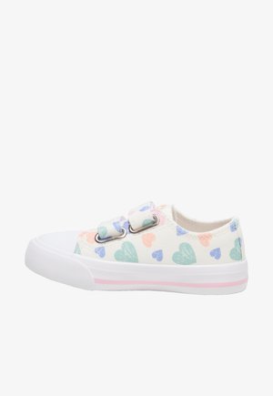 Witte kindersneaker met pastelkleurige groene, blauwe en roze hartpatronen en twee klittenbandriempjes op een witte achtergrond.
