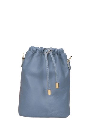 Borsa a sacchetto in pelle blu chiaro con cordoncino, caratterizzata da una parte superiore arricciata, con accenti in metallo dorato e una finitura liscia, leggermente texturizzata.