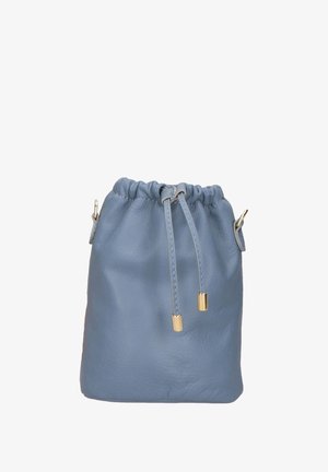 Sac en cuir bleu clair avec cordon de serrage en haut, doté de accents en métal doré et d'une finition lisse légèrement texturée.