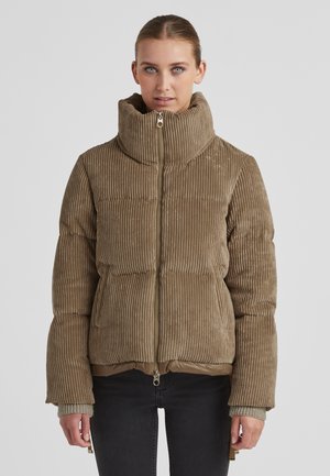 Braune Cord-Pufferjacke mit hohem Kragen, Reißverschluss und geripptem Material. Sie verfügt über ein kontrastierendes Innenfutter und enganliegende Bündchen.