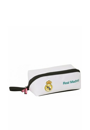 Biały prostokątny piórnik z czarnym zamkiem, logo Realu Madryt i tekstem "Real Madrid" w kolorze zielonym z boku.