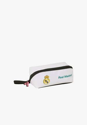 Biały prostokątny piórnik z czarnym zamkiem, logo Realu Madryt i tekstem "Real Madrid" w kolorze zielonym z boku.
