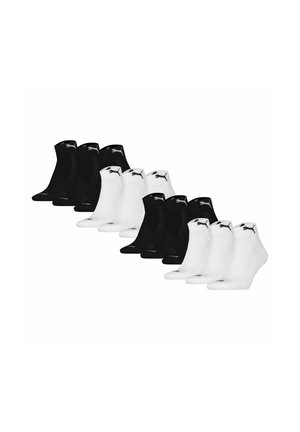 Zehn Paar Knöchelsocken, in zwei Reihen angeordnet, abwechselnd schwarz und weiß, jeweils mit einem kleinen Puma-Logo nahe der Bündchen.