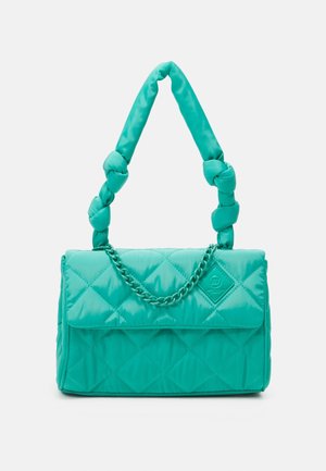 Sac à bandoulière turquoise matelassé avec sangle nouée rembourrée, détail chaîne sur le rabat et écusson logo en forme de diamant à l'avant.