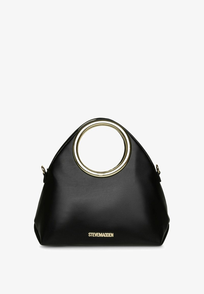 Černá kožená kabelka Steve Madden s velkými kulatými zlatými kovovými držadly a trojúhelníkovým horním tvarem.