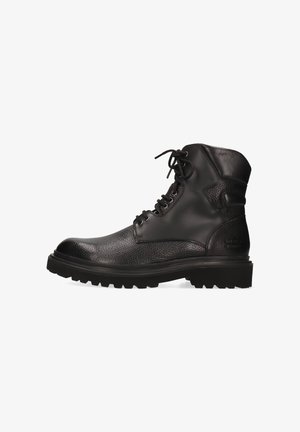 Botín negro de cuero hasta el tobillo con upper texturizado, punta redonda y diseño con cordones. Presenta una suela resistente y acentos suaves en los laterales.