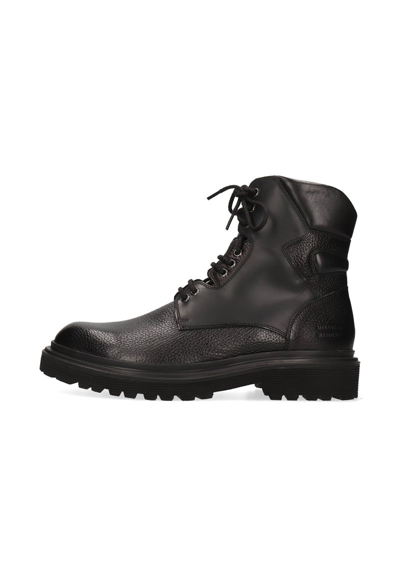 Botín negro de cuero hasta el tobillo con upper texturizado, punta redonda y diseño con cordones. Presenta una suela resistente y acentos suaves en los laterales.