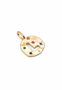 Pendentif en or avec une forme circulaire irrégulière. Présente un design en cœur découpé et des pierres colorées : orange, rose, bleu, vert et accents noirs.