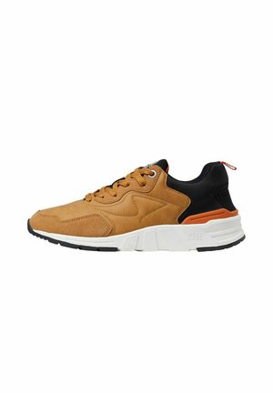 Sneaker marrone e nera realizzata in pelle e rete, con una suola bianca e un accento arancione, punta rotonda e design con lacci.