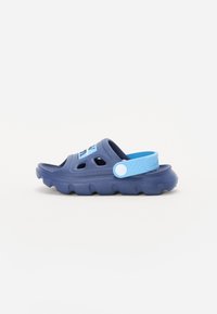 Infradito in gomma blu con fori di ventilazione e una cinghia blu a contrasto. Suola testurizzata per una buona aderenza, con un design ondulato.