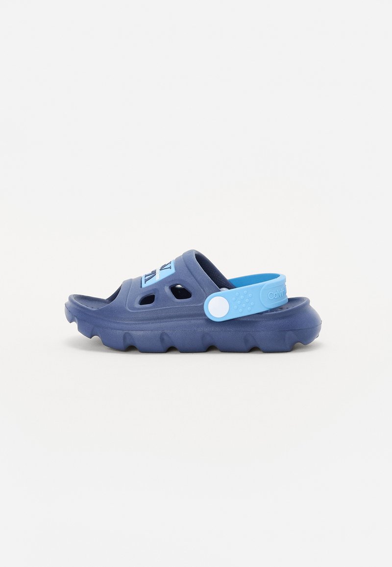 Infradito in gomma blu con fori di ventilazione e una cinghia blu a contrasto. Suola testurizzata per una buona aderenza, con un design ondulato.