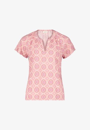 Różowa bluzka w wzory z dekoltem w serek, krótkimi, falbankowymi rękawami oraz złożonymi geometricznymi wzorami w odcieniach różu i bieli.