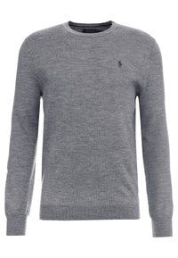 Grå stickad tröja med långa ärmar, rund halsringning och ribbade muddar. Har en liten logga på bröstet. Materialet verkar mjukt och slätt.