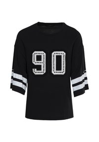 Zwart T-shirt met korte mouwen, witte strepen en een grote "90" van studs op de voorkant; zachte stof met een losse pasvorm.