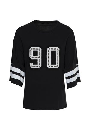 Zwart T-shirt met korte mouwen, witte strepen en een grote "90" van studs op de voorkant; zachte stof met een losse pasvorm.