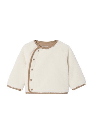 Weißer Fleece-Jacke mit braunen Akzenten, runder Halslinie, langen Ärmeln und Knopfverschluss auf der Vorderseite. Weicher, strukturierter Stoff.