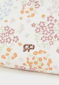 Blomstertrykt toalettmappe med en strukturert hvit bakgrunn og orange, rosa og blå blomster. Bronsefarget logoakent nær bunnen.