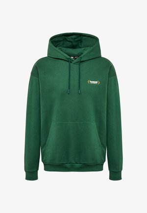 Ciemnozielona bluza z kapturem typu pullover z przednią kieszenią kangura, kapturem z sznurkiem, prążkowanymi mankietami oraz małym pomarańczowo-białym logo "hummel" na piersi.